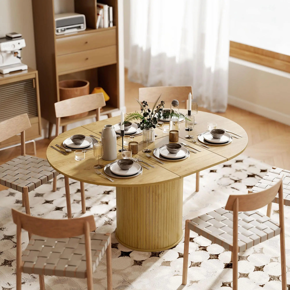 L'Ovale, table à manger à pied cannelé