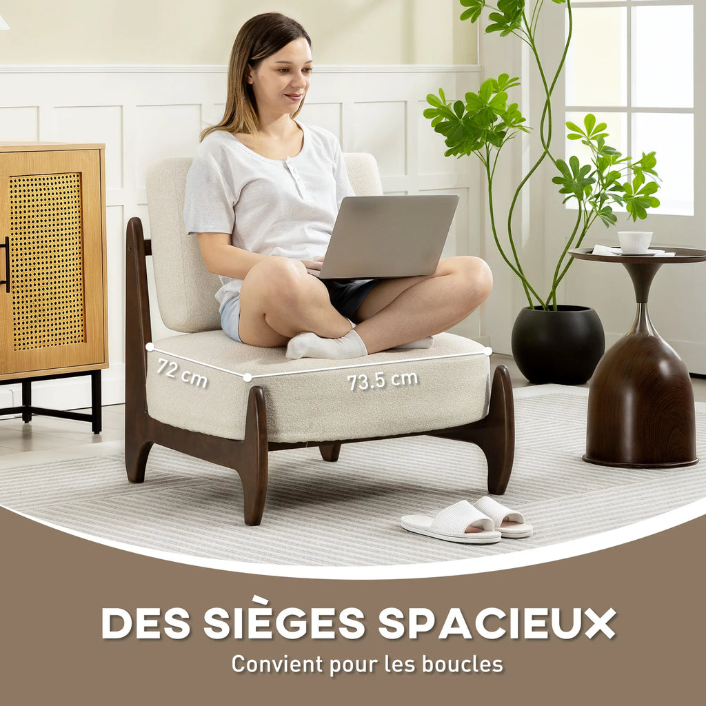 La Causeuse — Fauteuil lounge en chenille crème et bois foncé