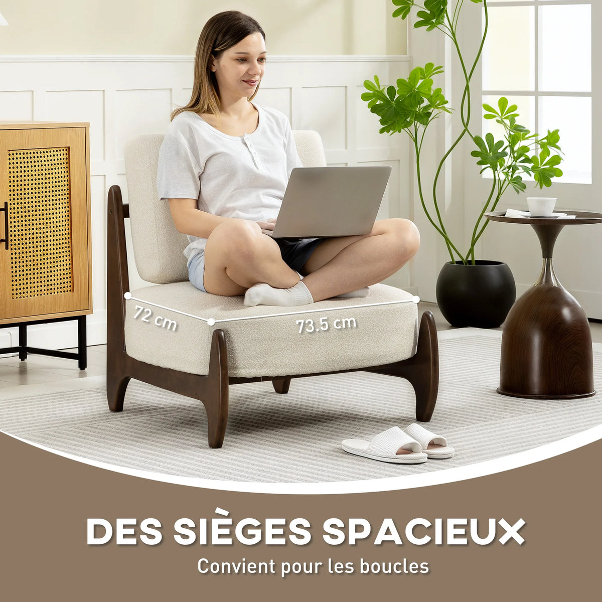La Causeuse — Fauteuil lounge en chenille crème et bois foncé