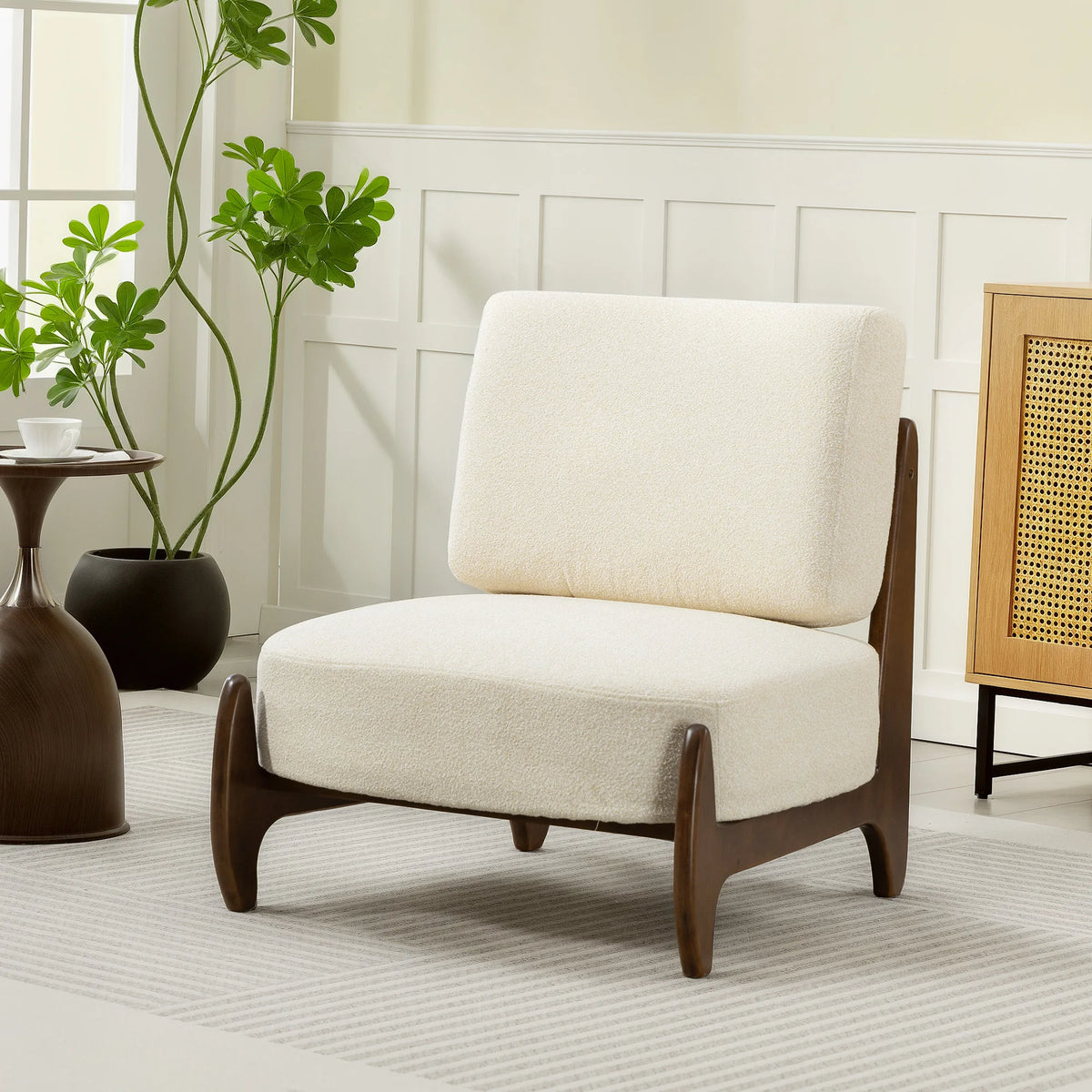 La Causeuse — Fauteuil lounge en chenille crème et bois foncé